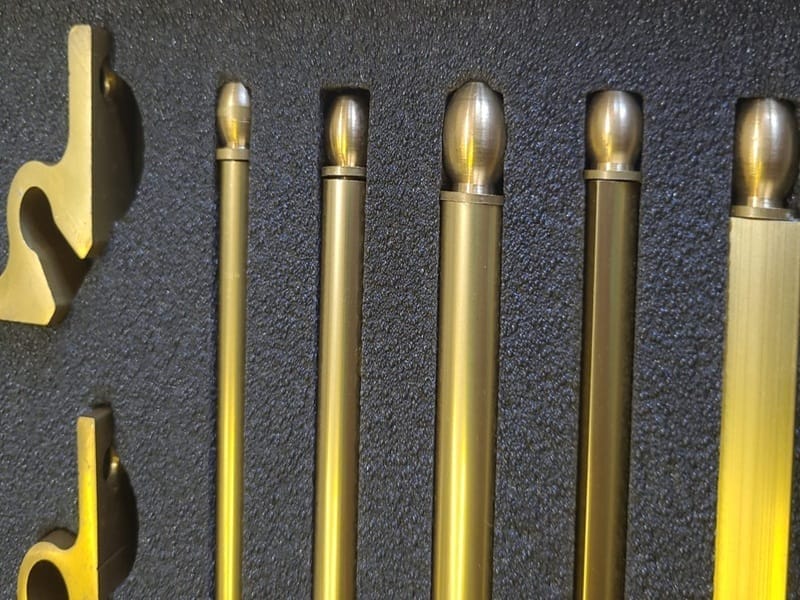 Pirinç Merdiven Çubuğu — Altın Kaplama Torpil Başlıklı